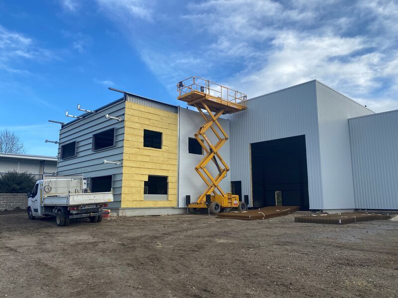 A proximité de l'A10 sortie 2, au sein de la ZI d