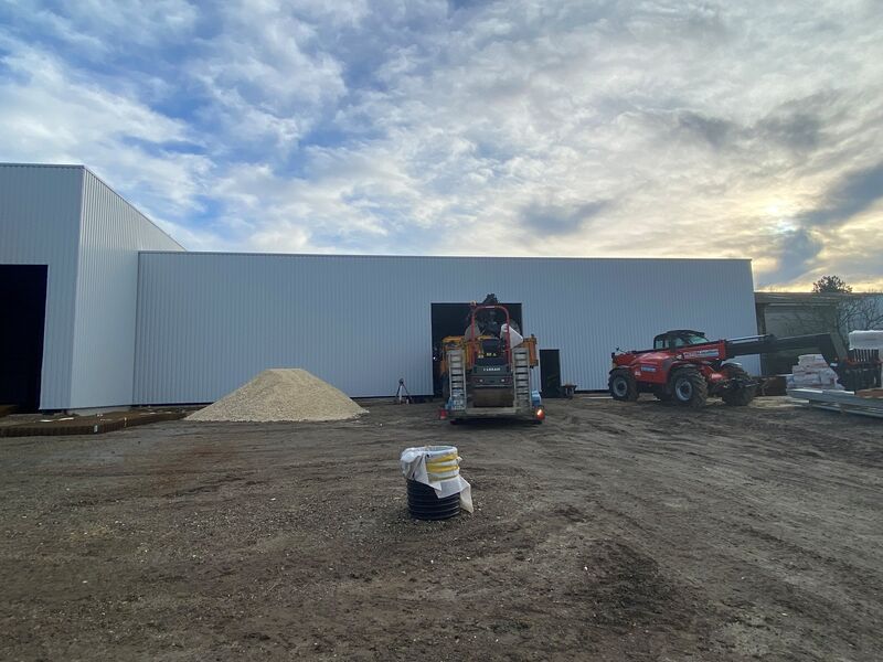 A proximité de l'A10 sortie 2, au sein de la ZI d