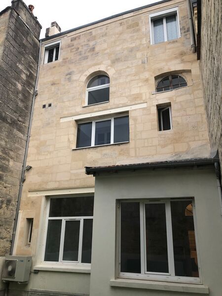 Quai des Chartrons au pied du tram B "Chartrons",