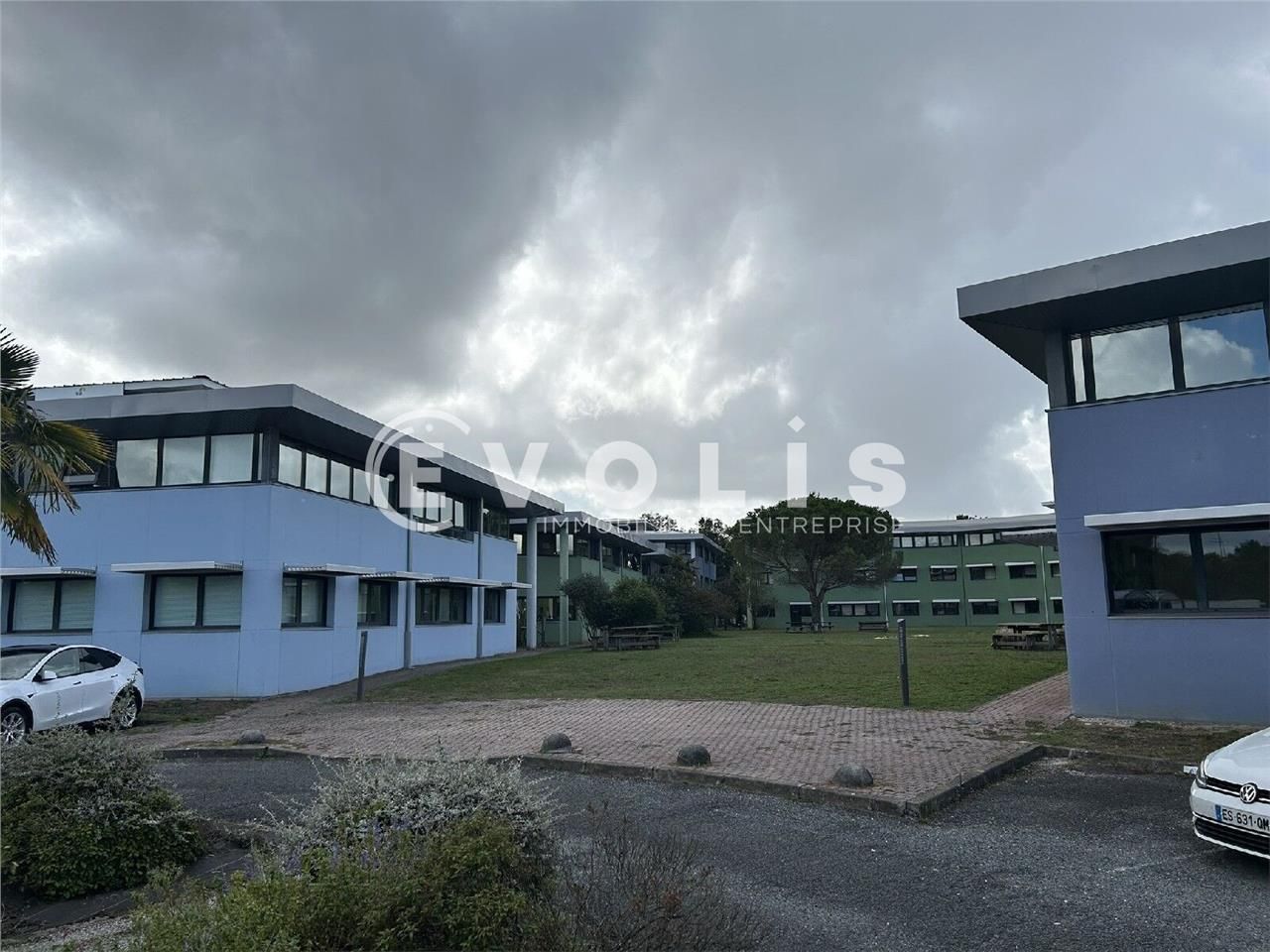 Au coeur d'un parc tertiaire paysagé, vous découv