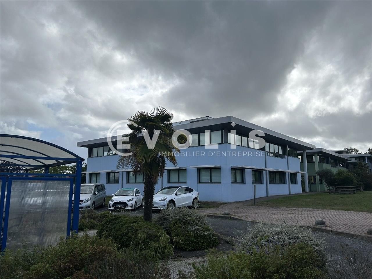 Au coeur d'un parc tertiaire paysagé, vous découv