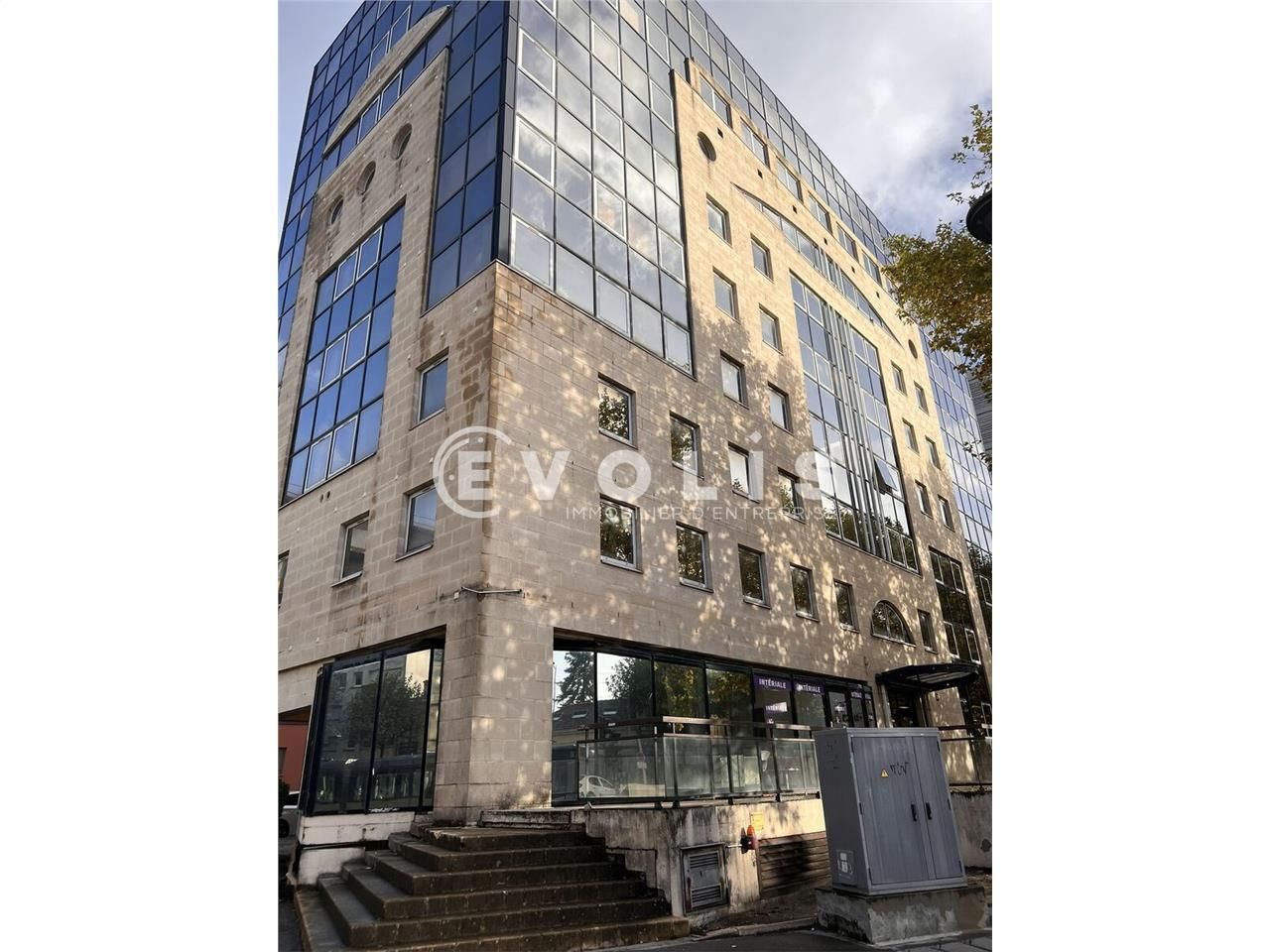 Bureaux de 374 m² non divisibles à Louer à BORDEA