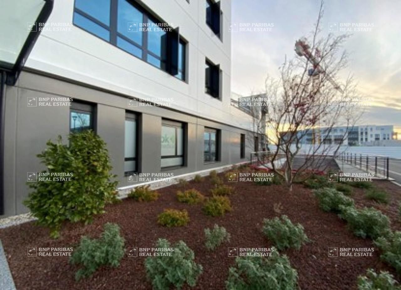 807 m² pour ce bureaux en location à Genas