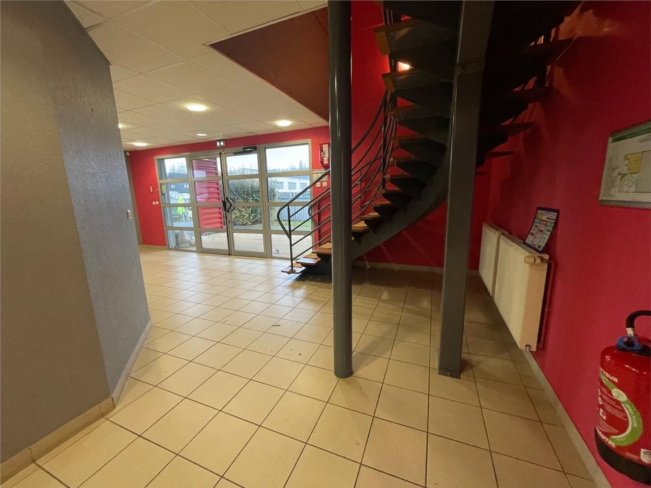 Situé au sein de la zone d'activité, 1 ensemble d