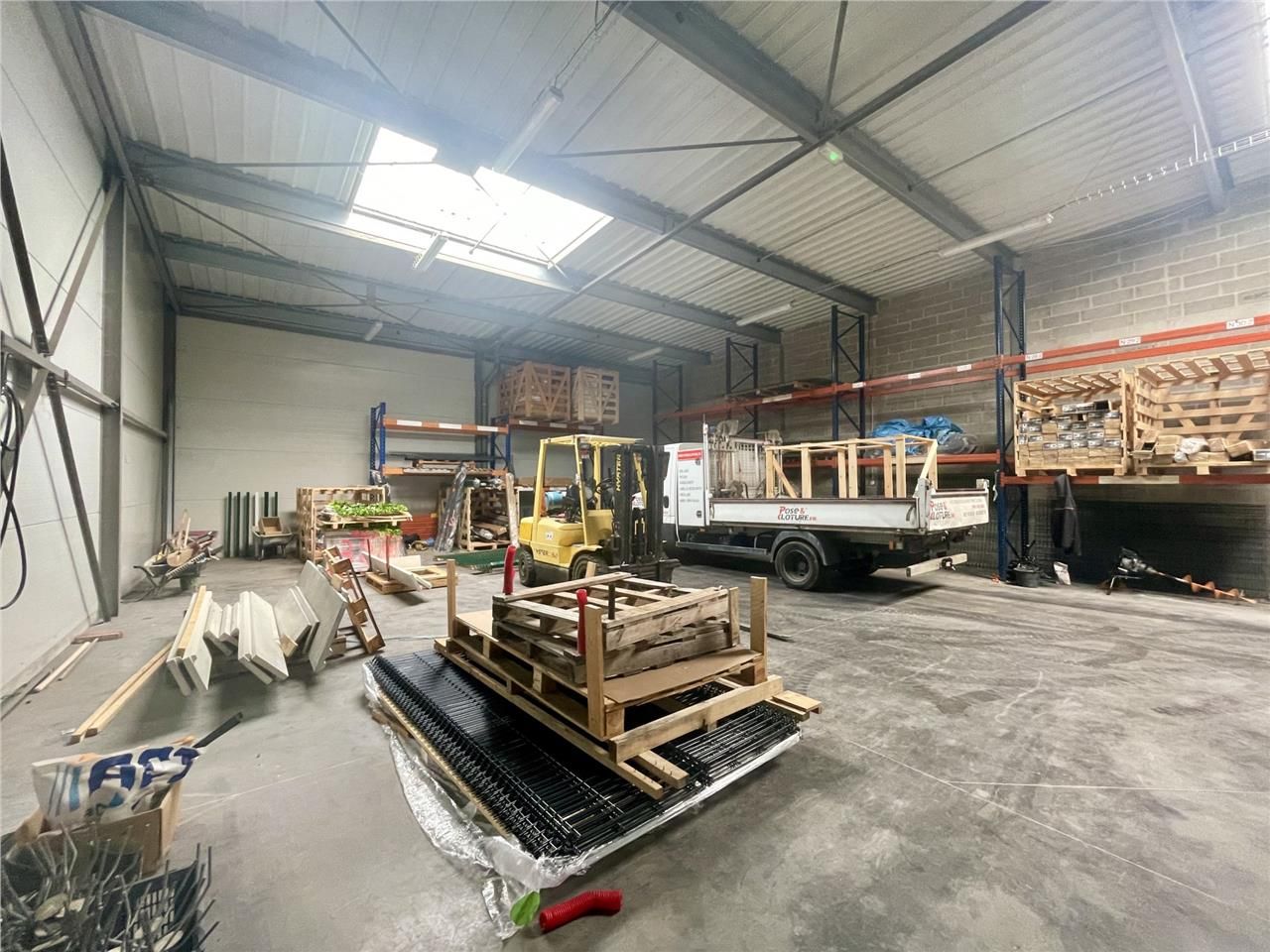 Idéal artisans - Cellules d'environ 271 m2 récent