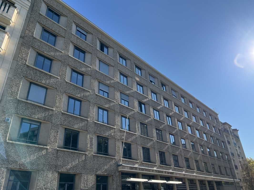 Au coeur du 16e arrondissement, découvrez un imme