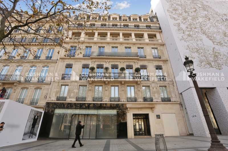 Avenue des Champs-Elysées,  à proximité de l'Etoi