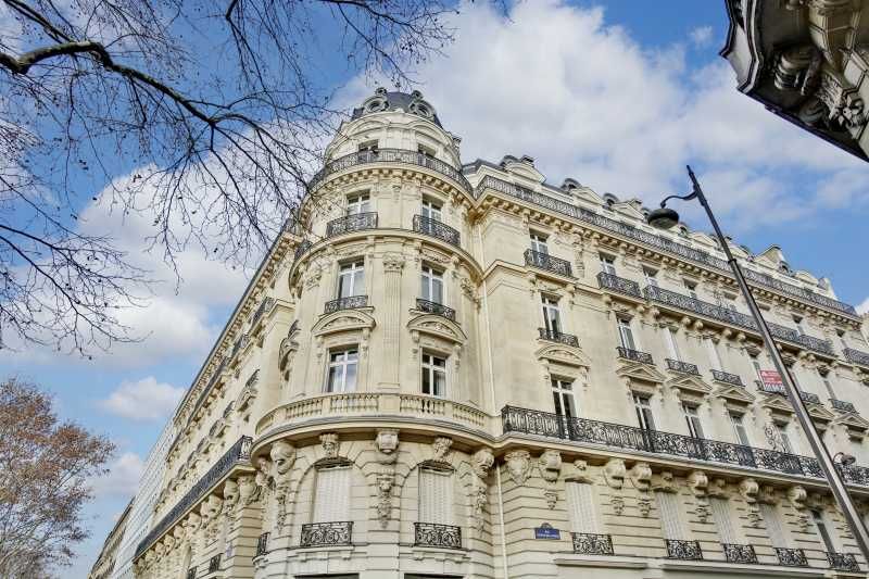 Nous vous proposons dans un bel immeuble pierre d