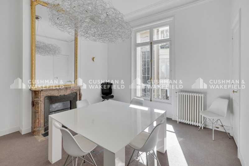 Nous vous proposons dans un bel immeuble pierre d