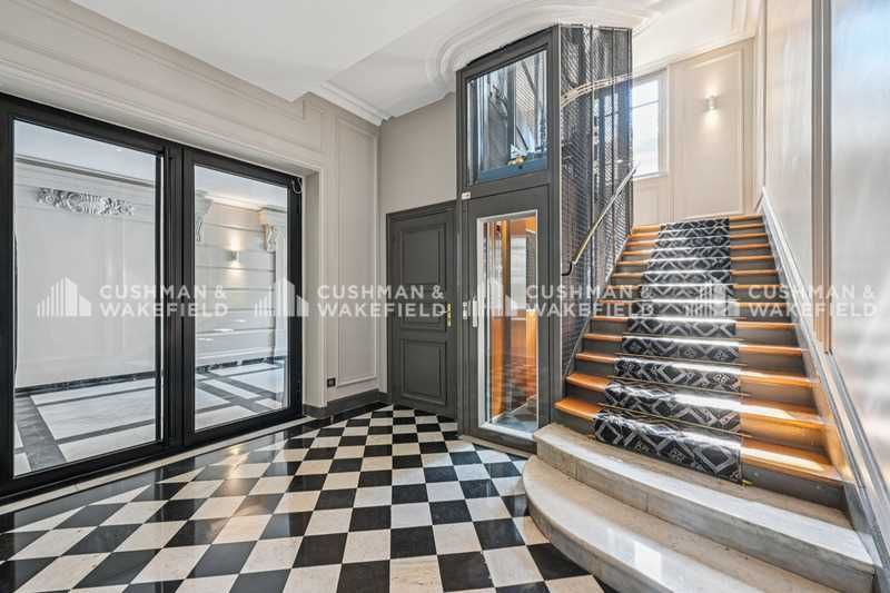 Situé sur l'Avenue Kléber, l'immeuble offre un em