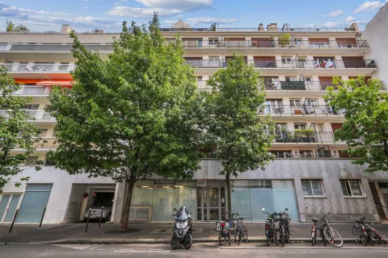 Situé sur la rue Rennequin, l'immeuble offre un e
