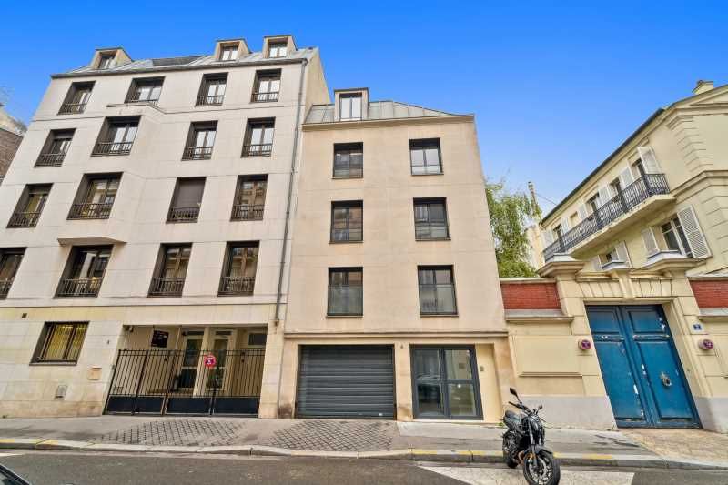 À deux pas du métro Courcelles (Ligne 2) et au pi