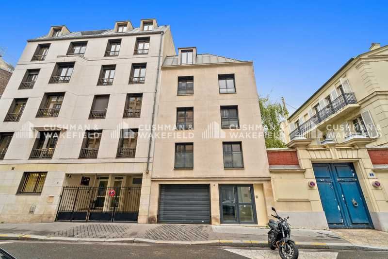 À deux pas du métro Courcelles (Ligne 2) et au pi