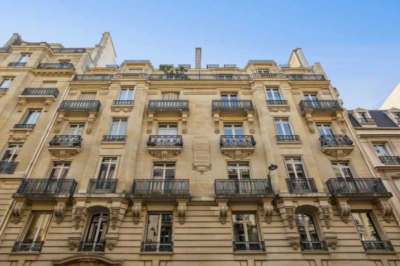 Situés au rez-de-chaussée d'un superbe immeuble e