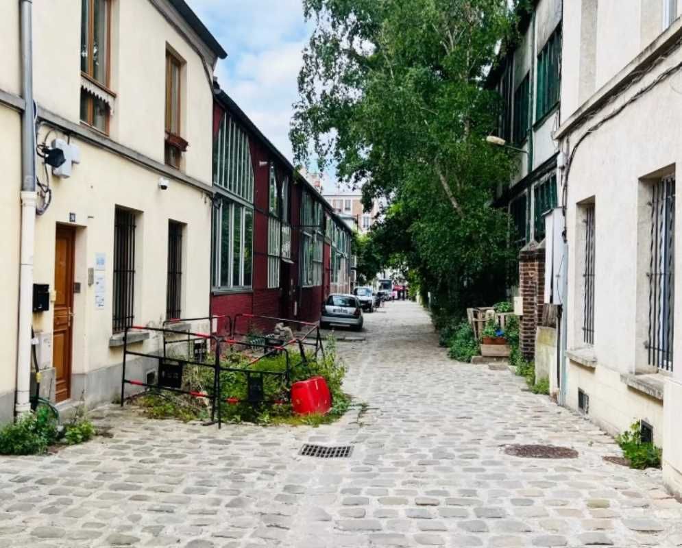 Situé à proximité immédiate de l'arrêt de métro M