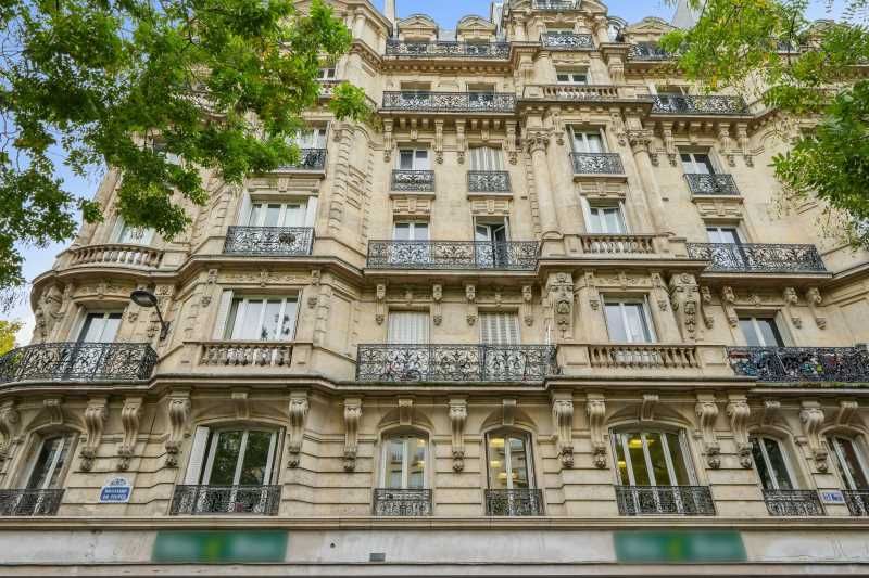 Situé à proximité immédiate de l'arrêt de métro P