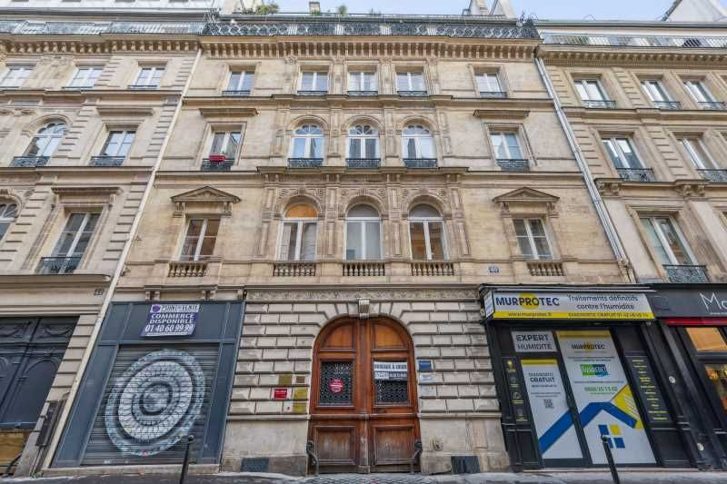 Située dans un immeuble haussmannien de caractère