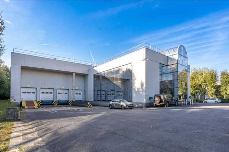 Entrepôts de 4370 m² non divisibles à Louer à BUS