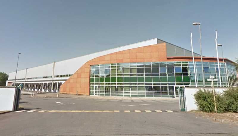 Entrepôt de classe B avec architecture contempora