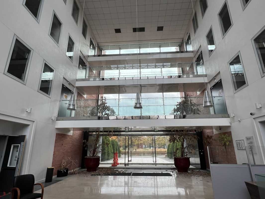 A louer, bureaux à Guyancourt.  Nous vous proposo