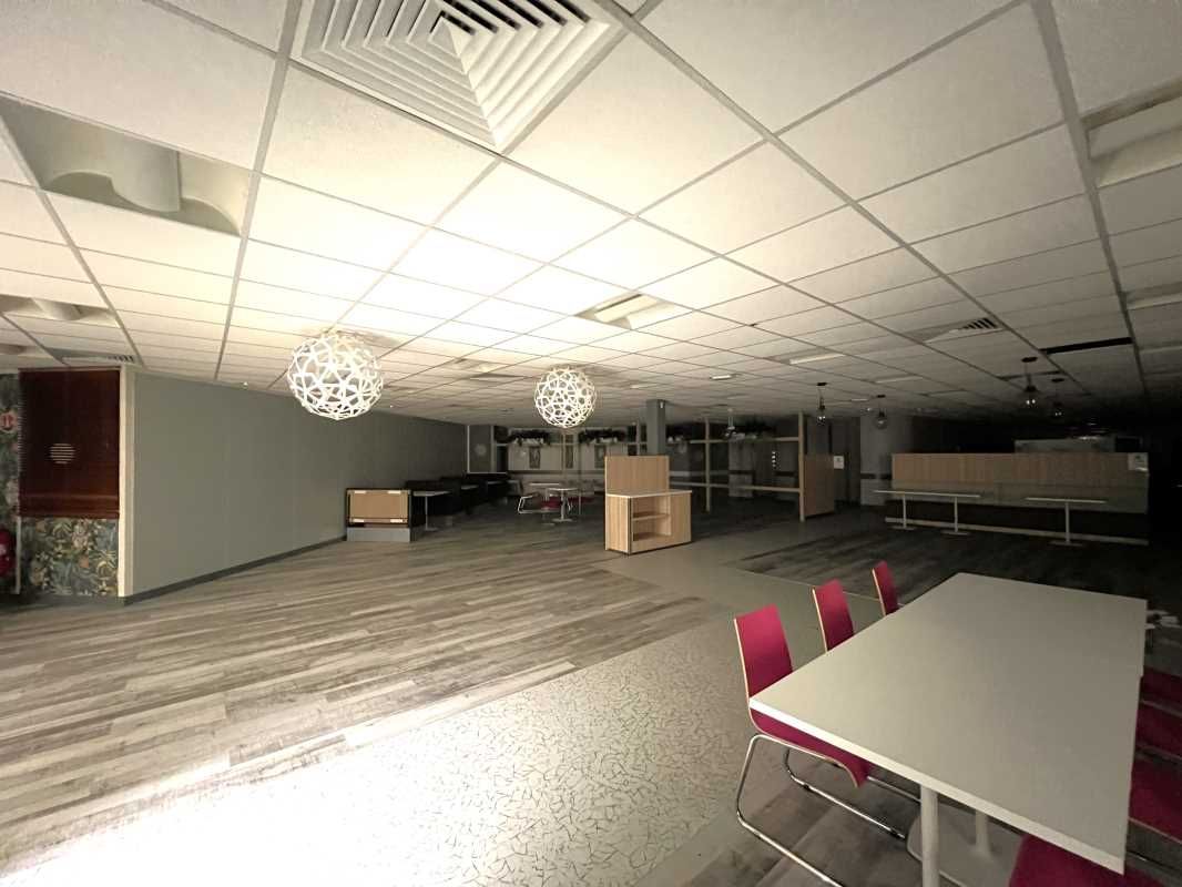 A louer, bureaux à Guyancourt.  Nous vous proposo