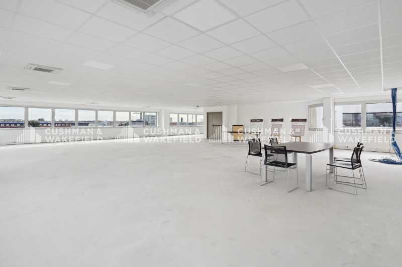 Découvrez ces locaux d'activité avec bureaux à Ru