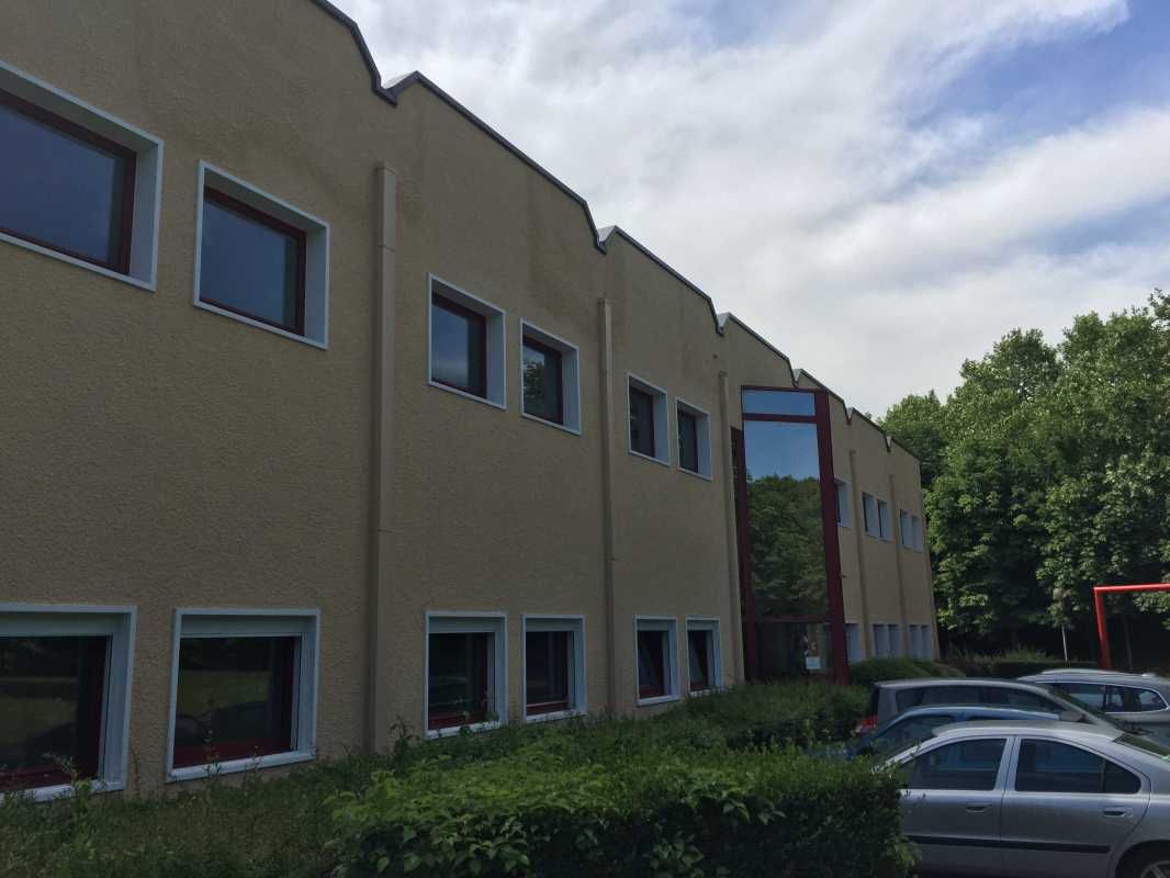 Situés à Trappes, ces bureaux et locaux d'activit