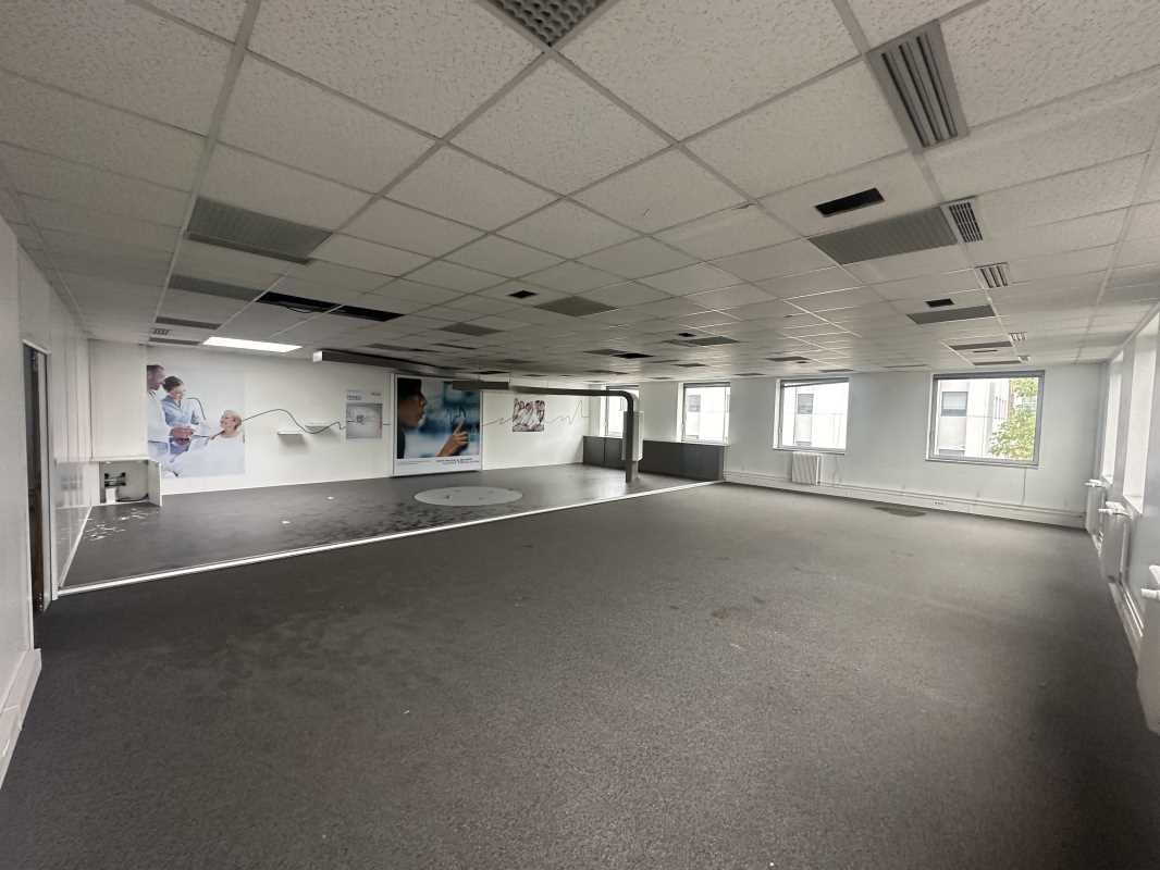 À louer - Bureaux et activité à Antony  Au coeur 