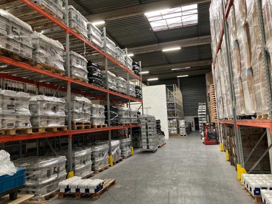 Nous vous proposons à la location deux locaux d'a