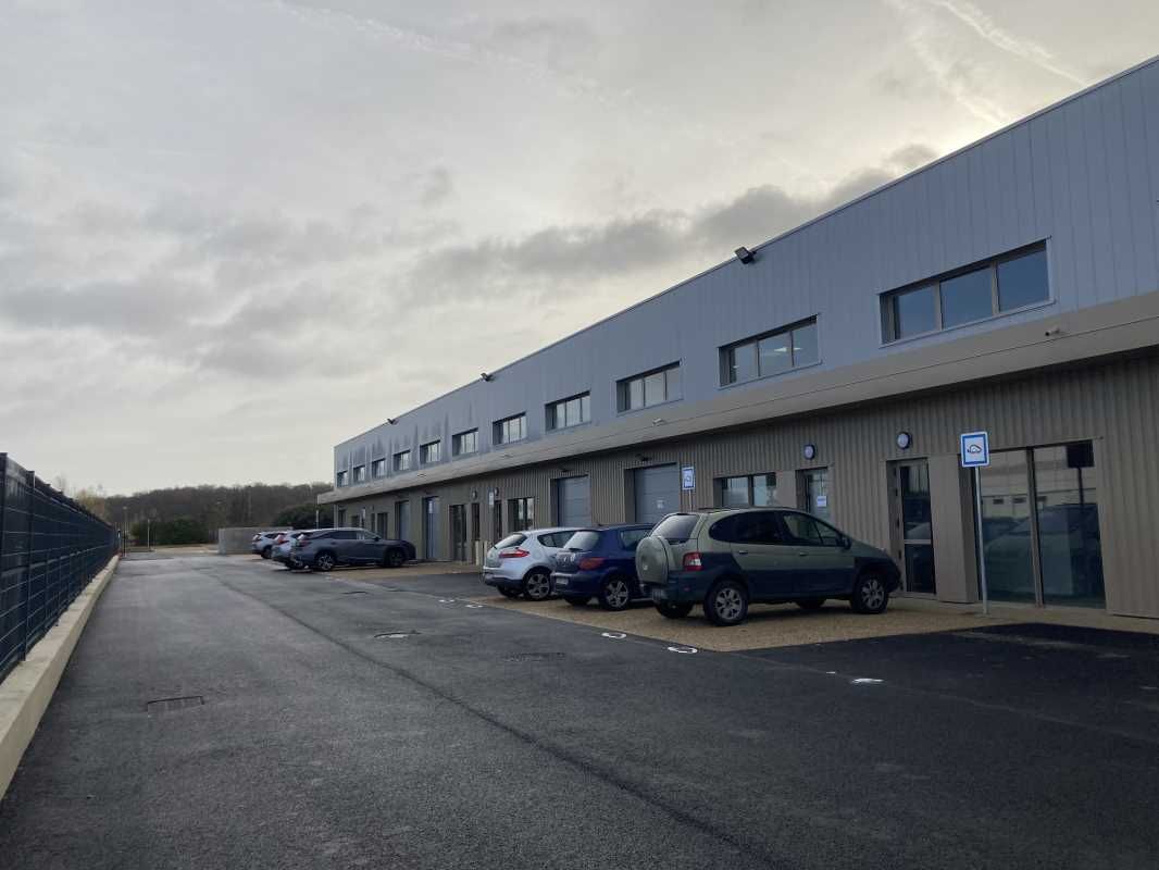 À vendre : une cellule d'activité neuve de 528 m²