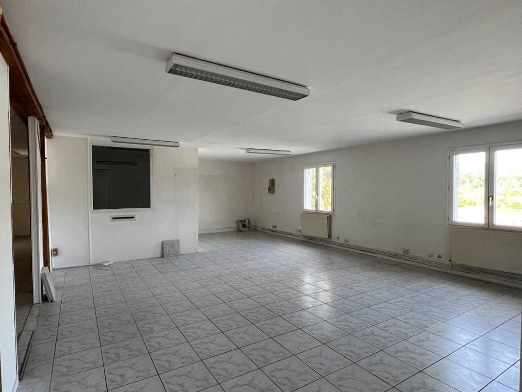 Nous vous proposons à la vente un bureau de 183 m