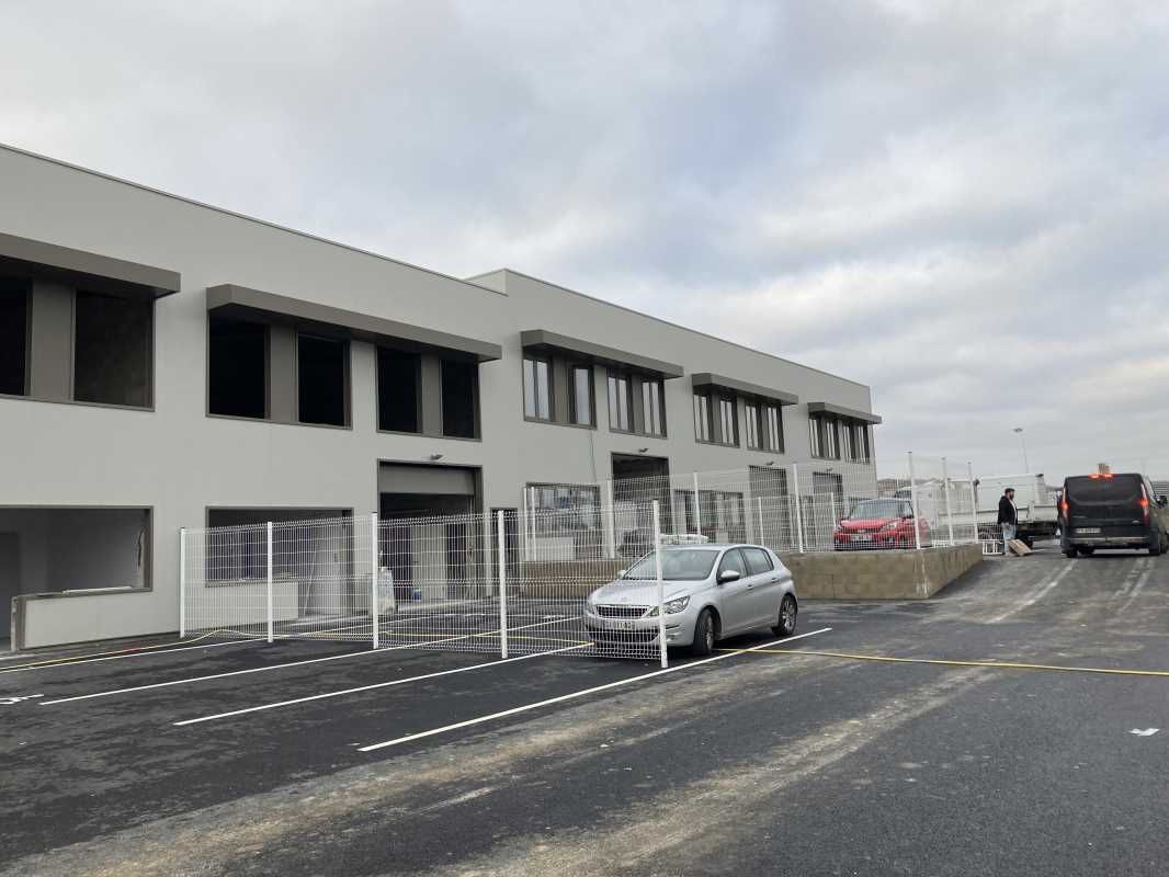 Situés à Étréchy, ces locaux d'activités modernes