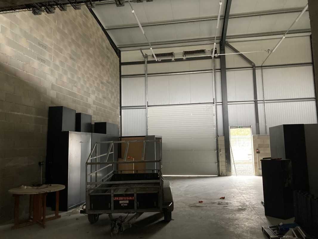 Situés à Étréchy, ces locaux d'activités modernes