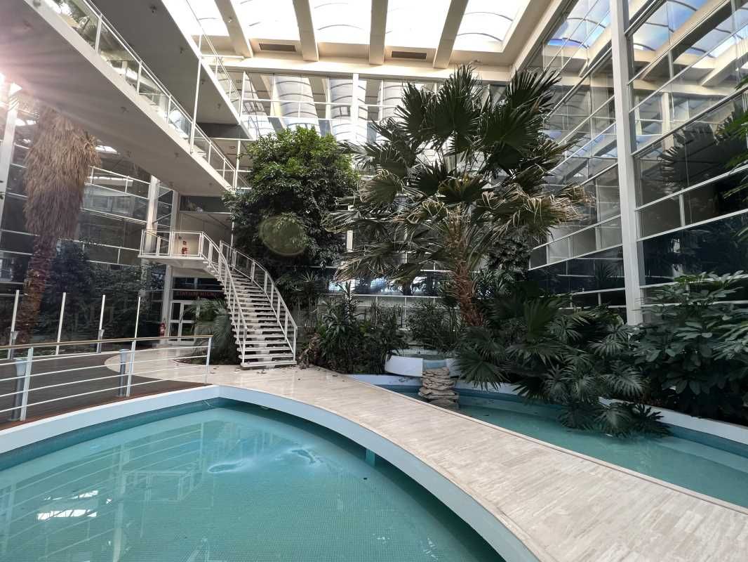 A louer, surface de bureaux à Guyancourt.  Nous p