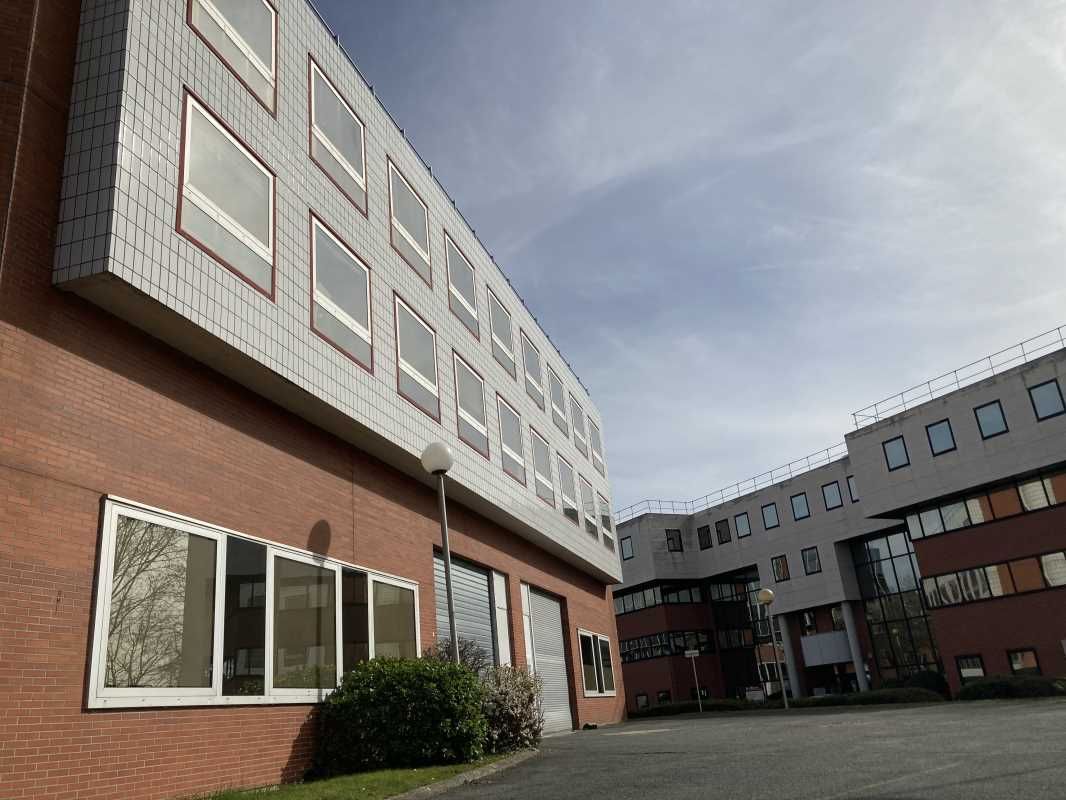 Situés dans une zone d'activité stratégique à Le 