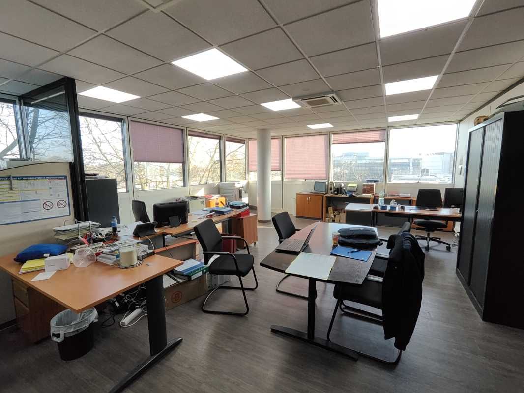 À louer, bureaux de 73 m² non divisibles, situés 
