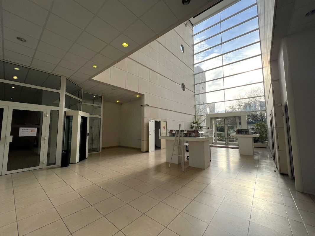 A vendre ou à louer, immeuble indépendant de bure