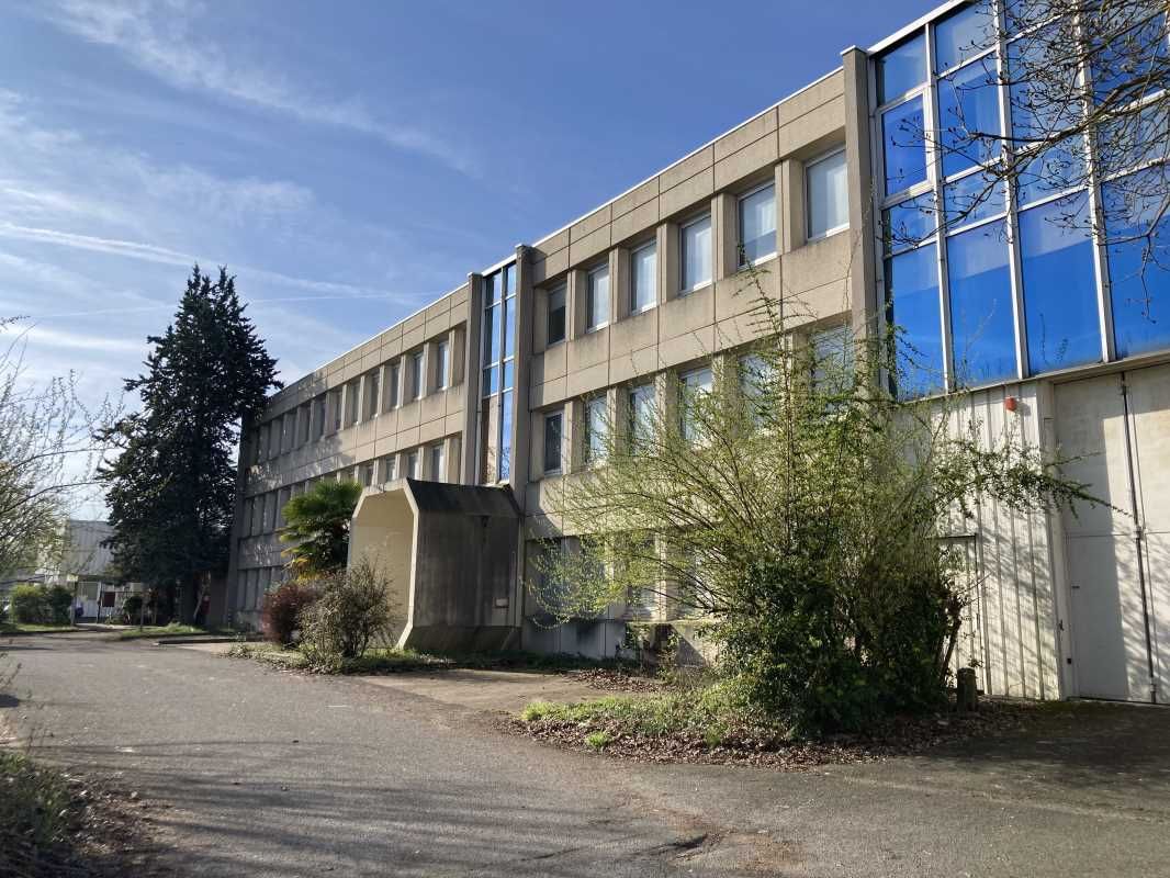 À louer ou à vendre, locaux d'activités d'une sur