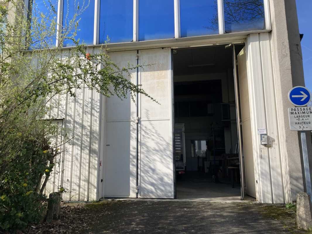 À louer ou à vendre, locaux d'activités d'une sur