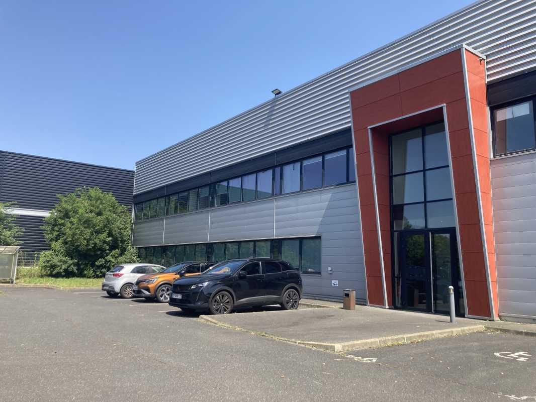 Nous vous proposons cet entrepôt spacieux de 3 03