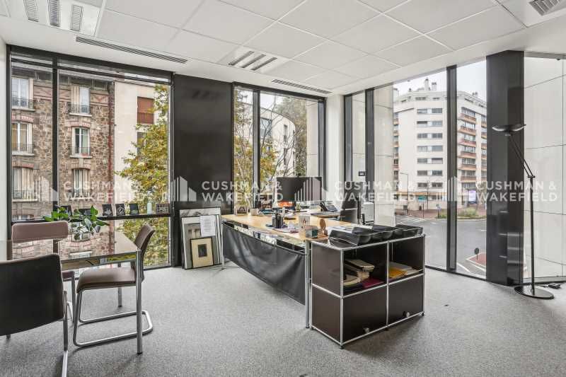 Ce bureau de grande surface offre un cadre de tra