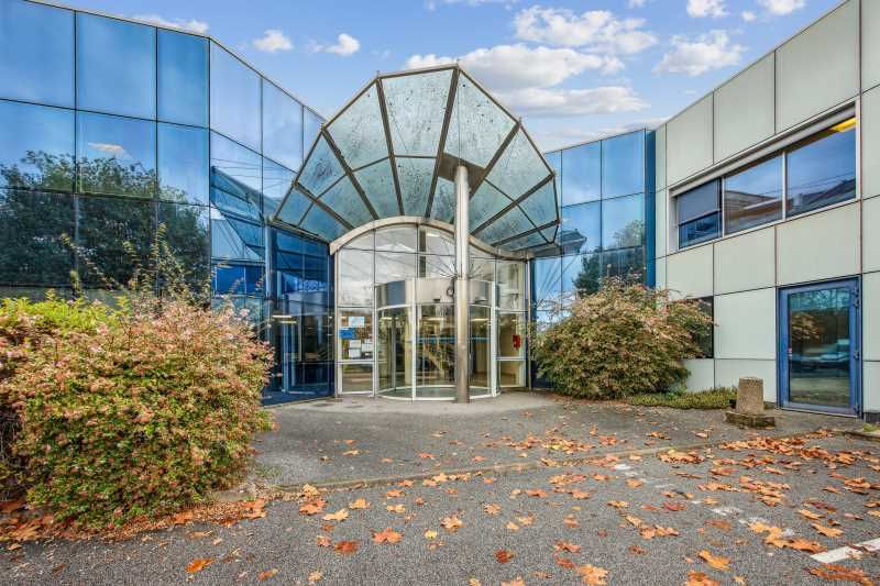 Ces bureaux spacieux et lumineux offrent un envir