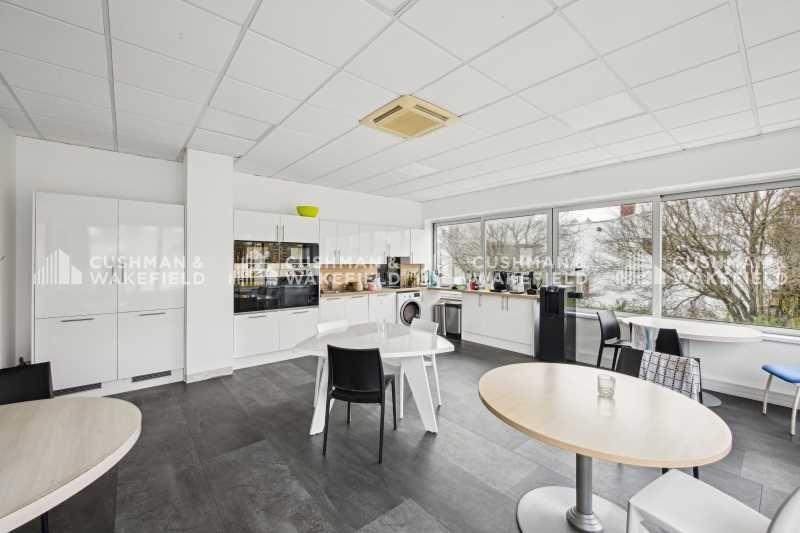 Ces bureaux spacieux et lumineux offrent un envir