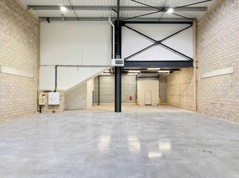 A louer, cellules d'activité à Trappes. Au sein