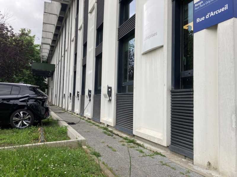 Locaux mixtes, bureaux et activité à louer à Rung