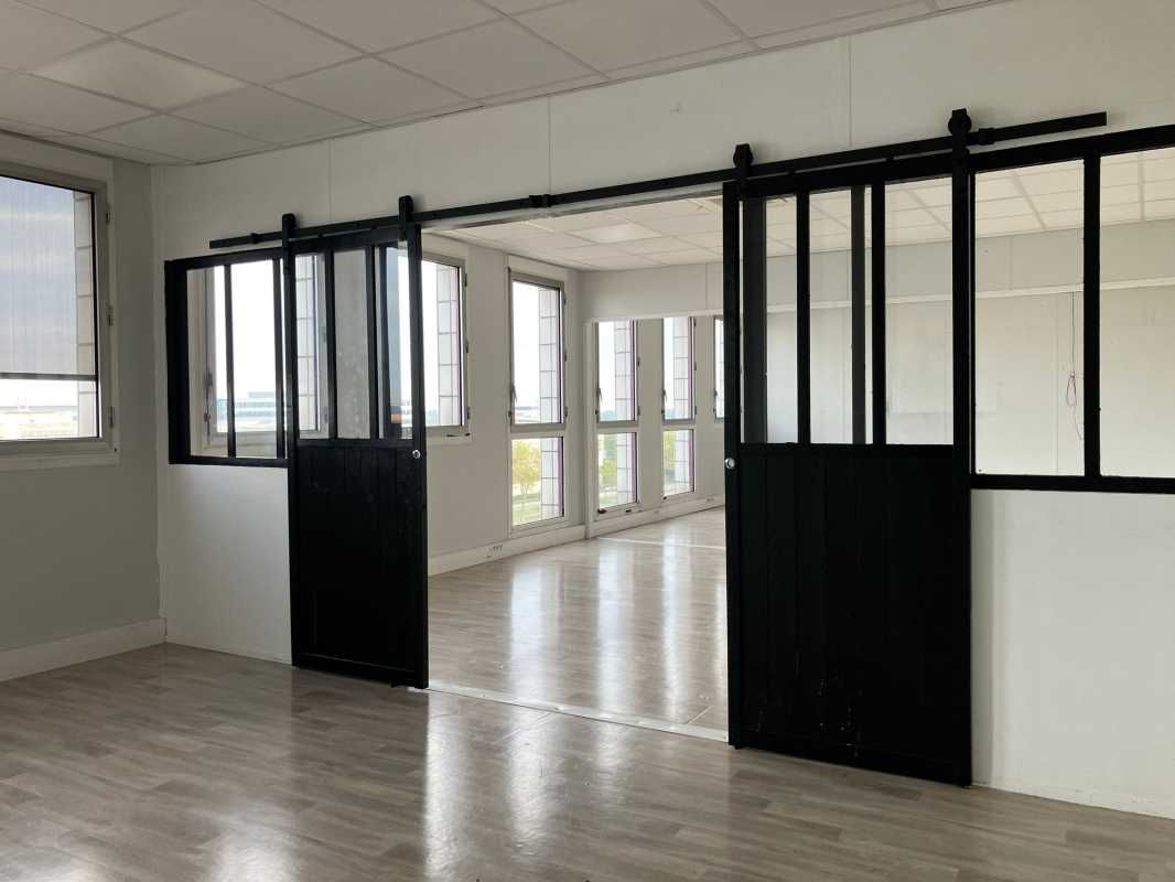 À louer - Bureaux rénovés de 303 m² en pied de ga