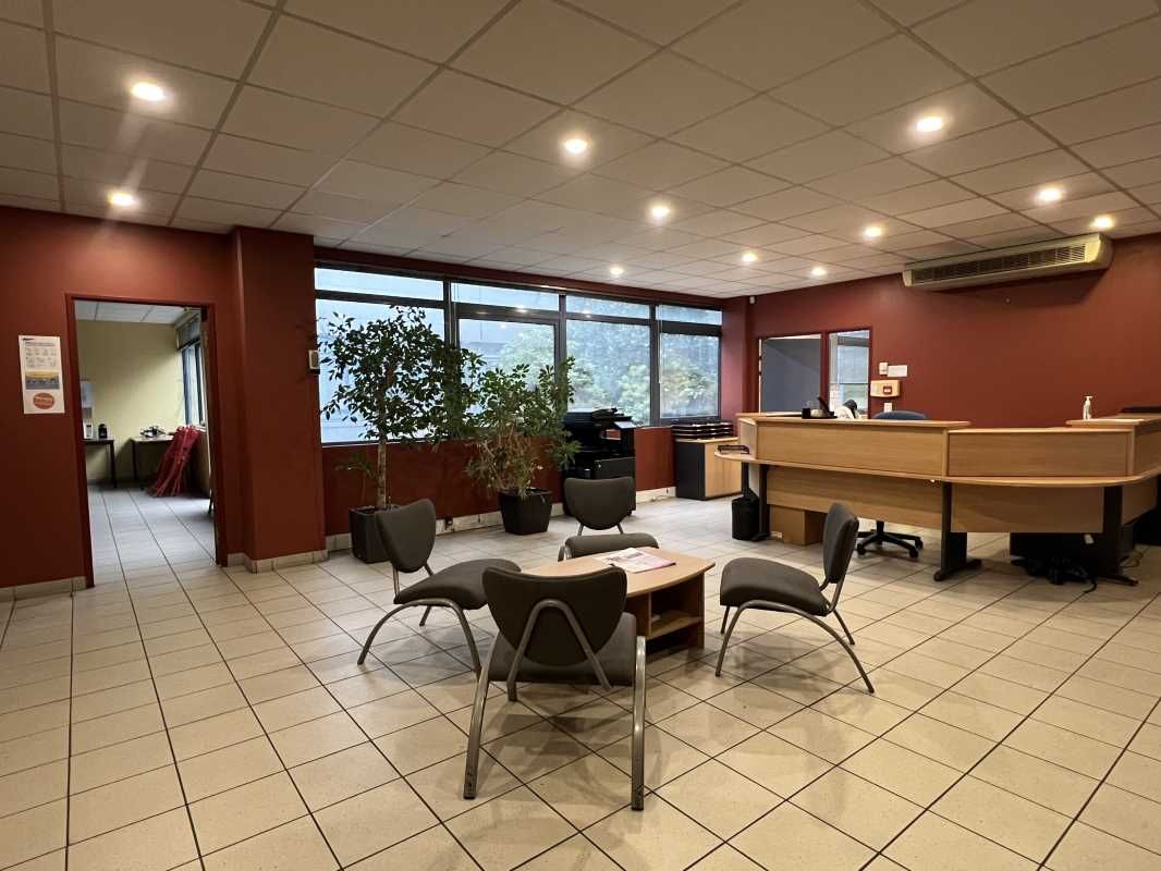 Situé dans la dynamique zone d'activités du Pless