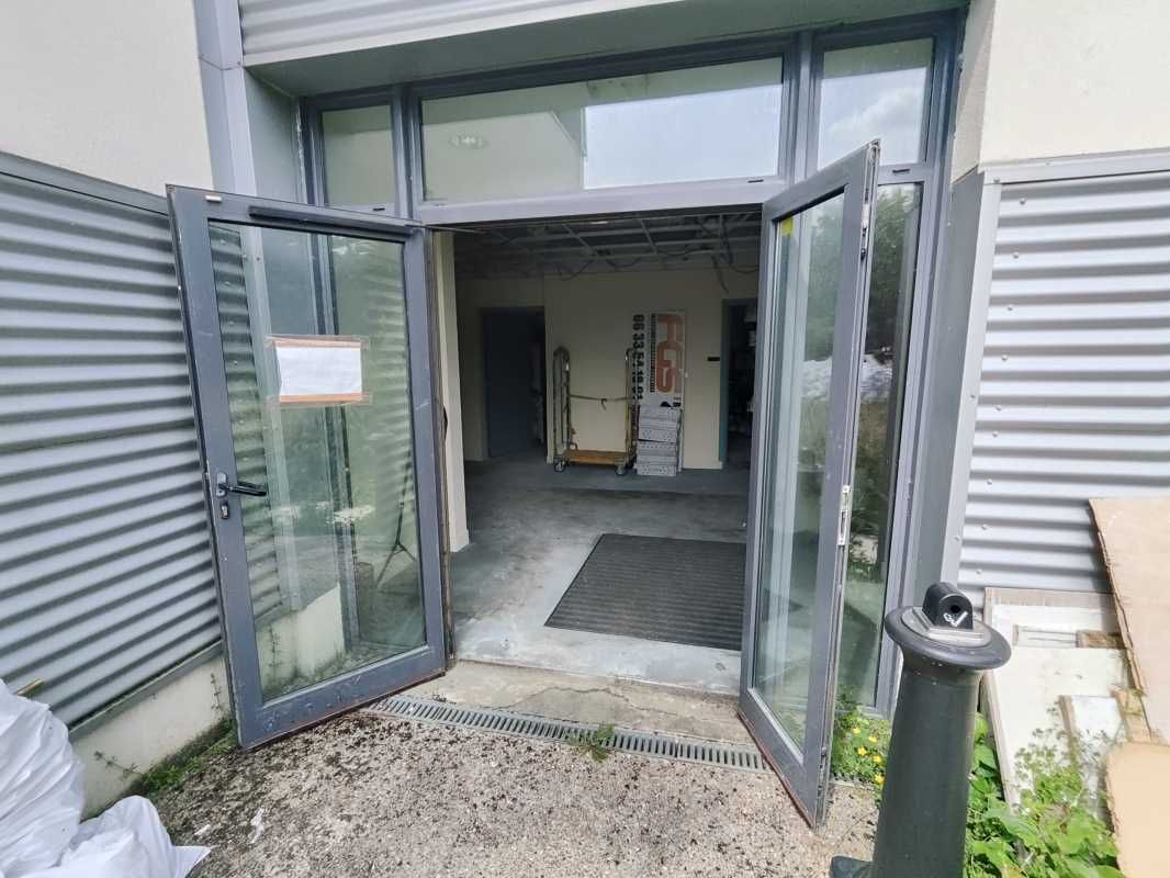 À VENDRE - BÂTIMENT INDÉPENDANT AVEC LOGEMENT DE 