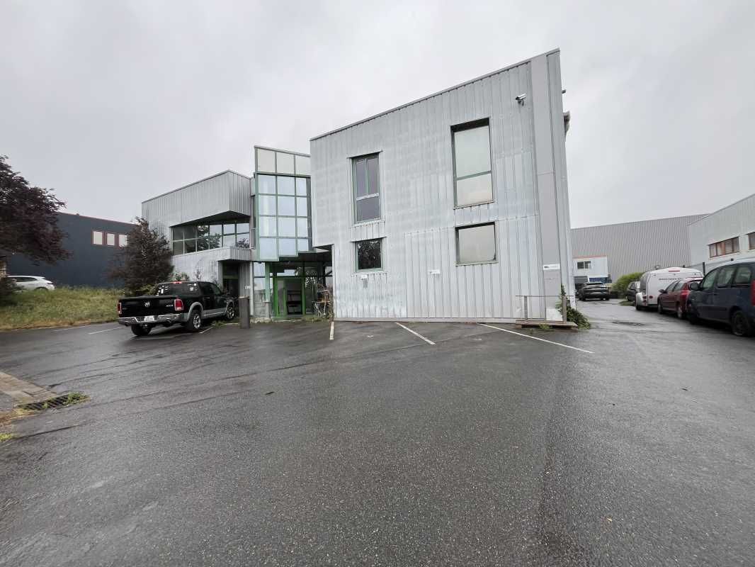 Nous vous proposons un immeuble polyvalent de 1 6