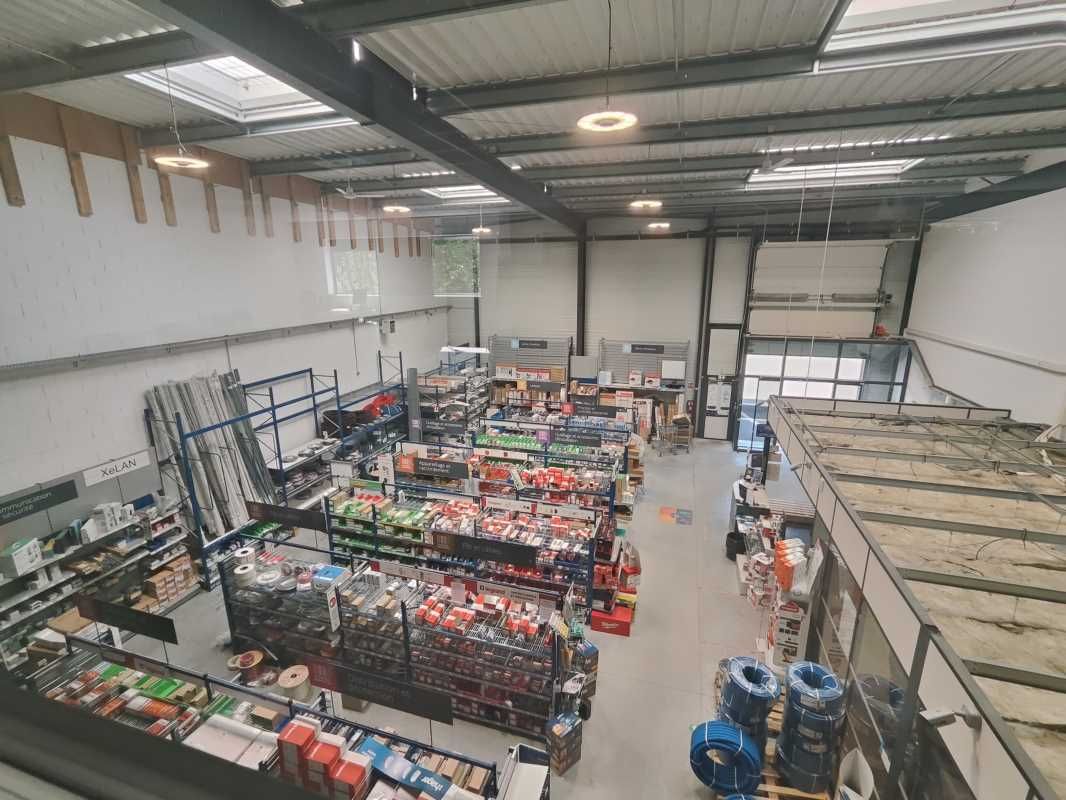 Implanté au sein d'un parc d'activités clos, verd